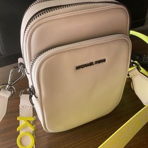 Jet Set Medium Pebbled Leather Crossbody Bag